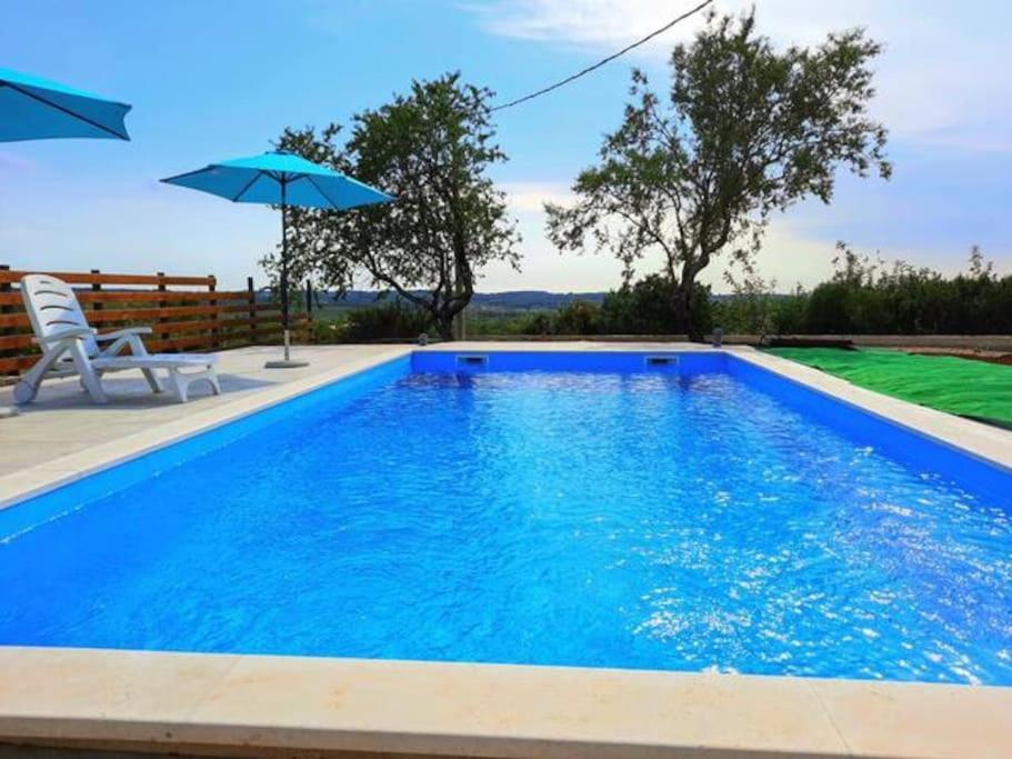 Holiday Home For 8 People, Pool + Sea View Vilanija Zewnętrze zdjęcie