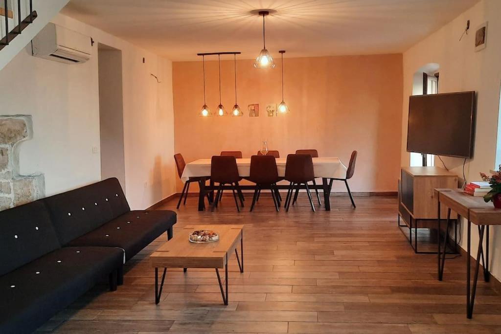 Holiday Home For 8 People, Pool + Sea View Vilanija Zewnętrze zdjęcie