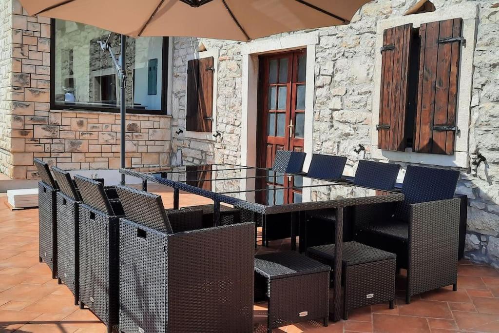 Holiday Home For 8 People, Pool + Sea View Vilanija Zewnętrze zdjęcie